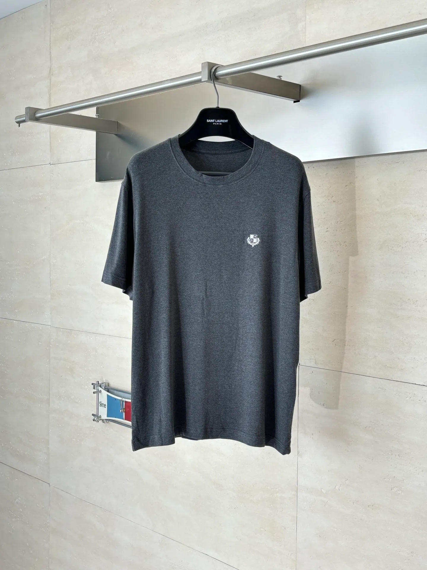 Loro Pian LP brand logo embroidered small label short-sleeved T-shirt. The fabric is made of 67% Tencel, 27% acetate, 6% Lycra spandex. It uses the same imported German embroidery machine as the original version to achieve millimeter-level restoration. Size: S/M/L/XL